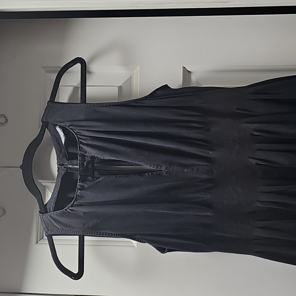 Black Sleeveless Dress With Tight Waistline And Pockets